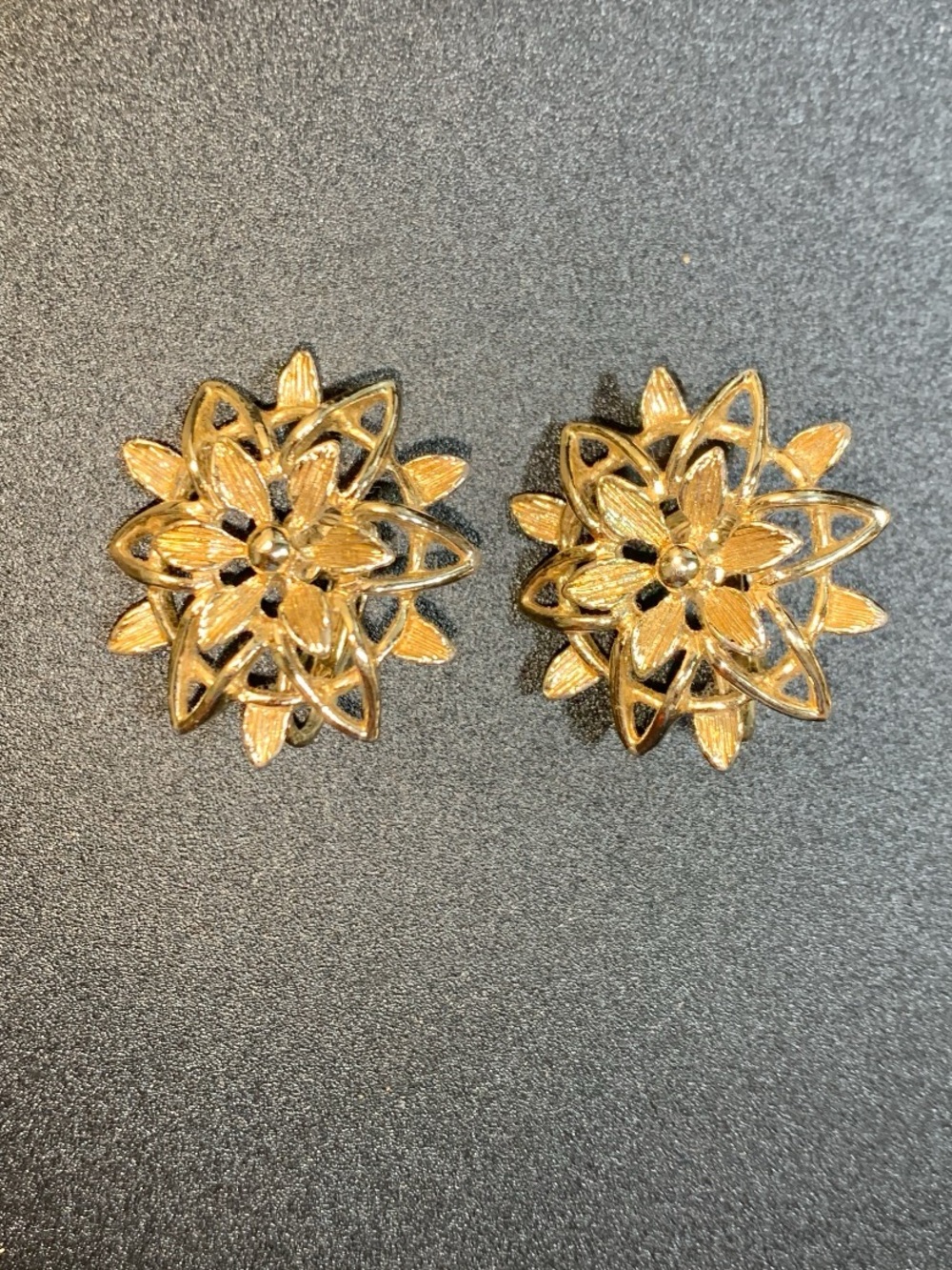 Vintage Sarah Coventry Gold tone Floral clip on Earrings - Women's Jewelry